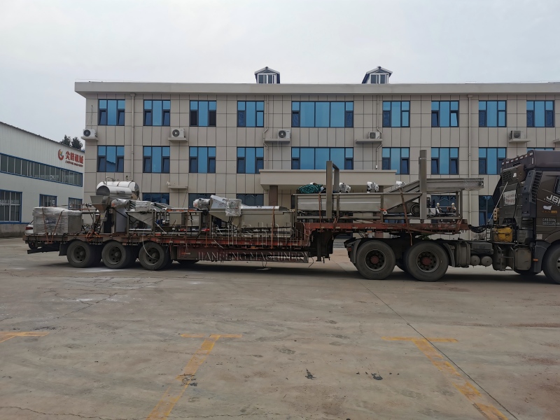 尖峰機械發(fā)運承德客戶定制化香菇醬加工設(shè)備